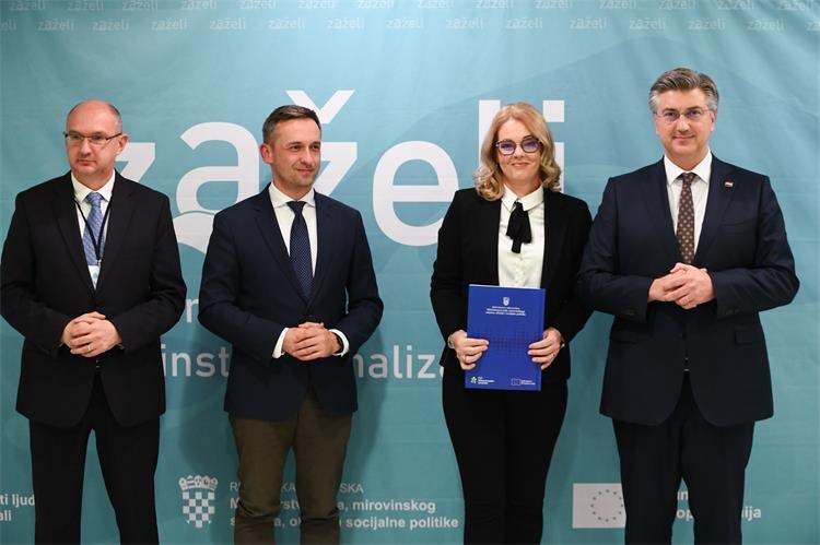 Uručeni prvi ugovori iz novog programskog razdoblja za Poziv “Zaželi – prevencija institucionalizacije”