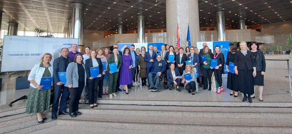 Uručeno 35 Ugovora iz Poziva „Inovativne socijalne usluge – odmor od skrbi“